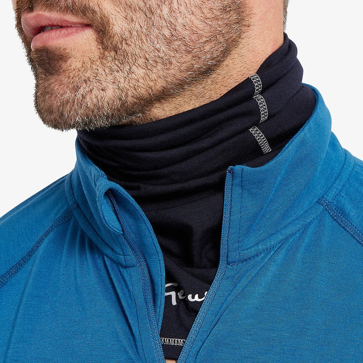 Man wearing the Genus marino neckwarmer